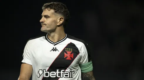 Vegetti, jogador do Vasco durante lamenta eliminação do Gigante da Colina no Campeonato Carioca e é alvo de críticas dos torcedores