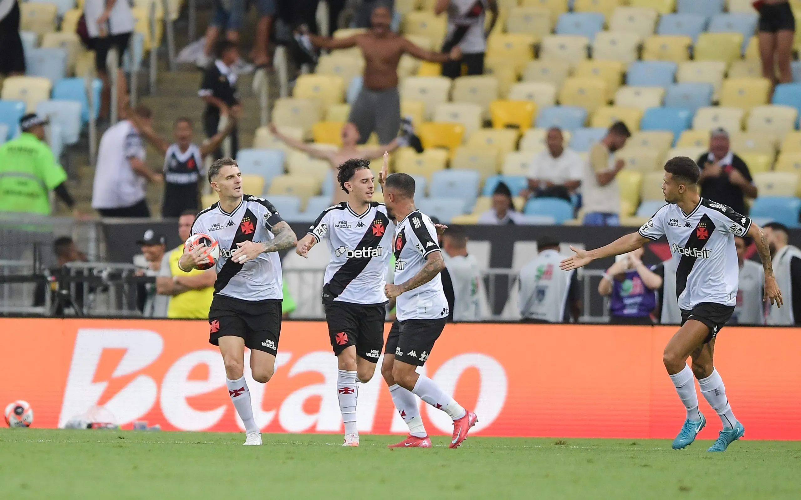Torcedores do Vasco lamentaram a eliminação no campeonato estadual e atuação de Vegetti no estadio Maracana decepcionou os cruzmaltinos. Foto: Thiago Ribeiro/AGIF