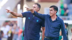 Auxiliar ao lado de Gustavo Quinteros