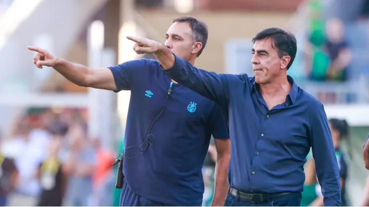 Auxiliar ao lado de Gustavo Quinteros