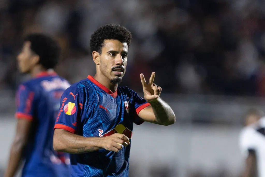 Lucas Evangelista comemora gol pelo RB Bragantino. Foto: Diogo Reis/AGIF