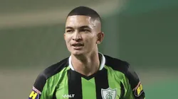 Lateral do América-MG durante a partida contra o Cruzeiro.