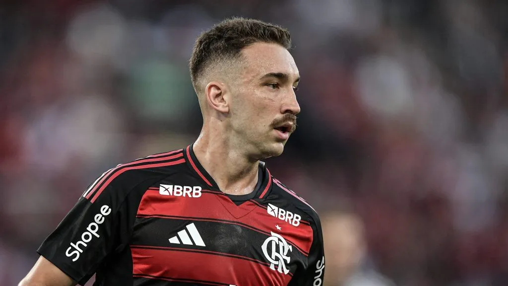 Léo Ortiz em ação com a camisa do Flamengo. Foto: Thiago Ribeiro/AGIF.