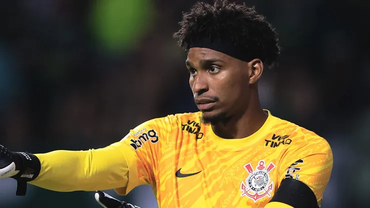 Hugo Souza durante partida entre Palmeiras e Corinthians, no Allianz Parque, pelo Paulistão.