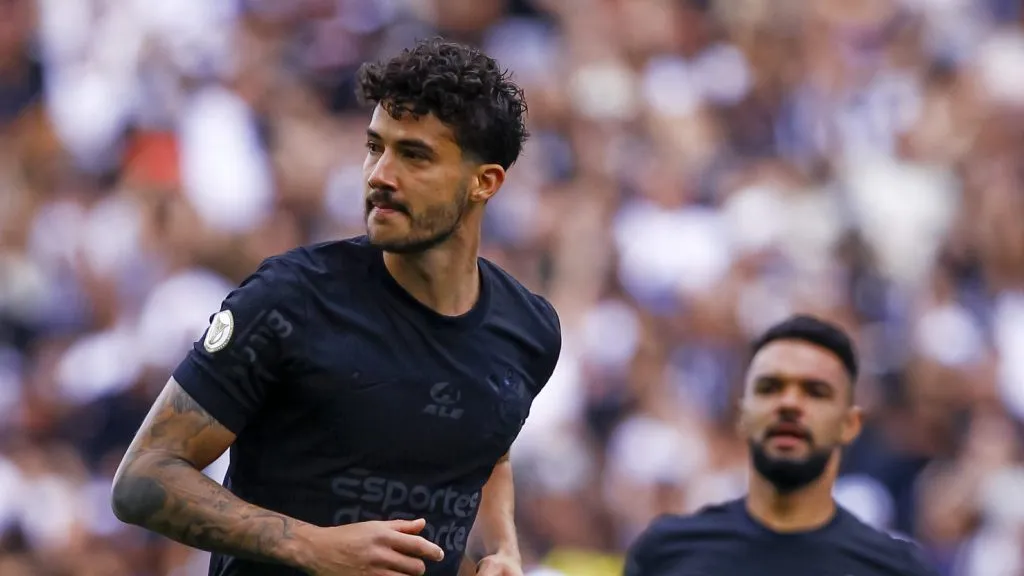 Foto: Marco Miatelo/AGIF – Gustavo Henrique defendeu os colegas e criticou Memphis Depay.