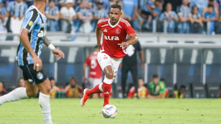 Fernando em ação nas quatro linhas frente ao Grêmio, pelo Gauchão.