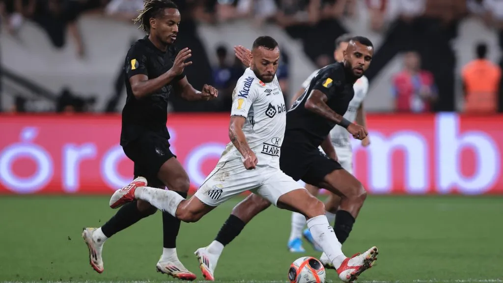 Guilherme jogador do Santos durante partida contra o Corinthians no estádio Arena Corinthians pelo campeonato Paulista 2025. Foto: Ettore Chiereguini/AGIF
