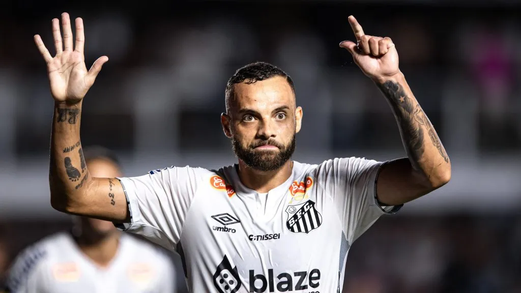 Guilherme jogador do Santos comemora seu gol durante partida contra o Noroeste no estádio Vila Belmiro pelo campeonato Paulista 2025. Foto: Abner Dourado/AGIF
