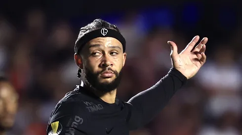 Memphis Depay durante jogo no Morumbis.