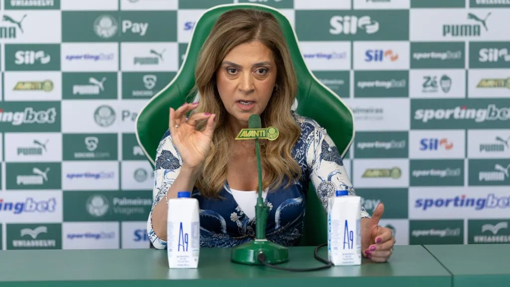 A presidente do Palmeiras leila pereira fala aos jornalistas sobre o caso de racismo sofrido pelo jogador do Palmeiras Luighi em jogo da Libertadores sub-20 antes de apresentação oficial de Vitor Roque como jogador do Palmeiras em coletiva de imprensa realizada no CT Academia de Futebol. Foto: Ettore Chiereguini/AGIF