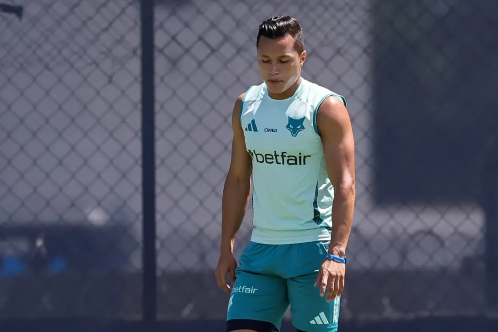 Marlon em treino na Toca da Raposa. Foto: Gilson Lobo/AGIF