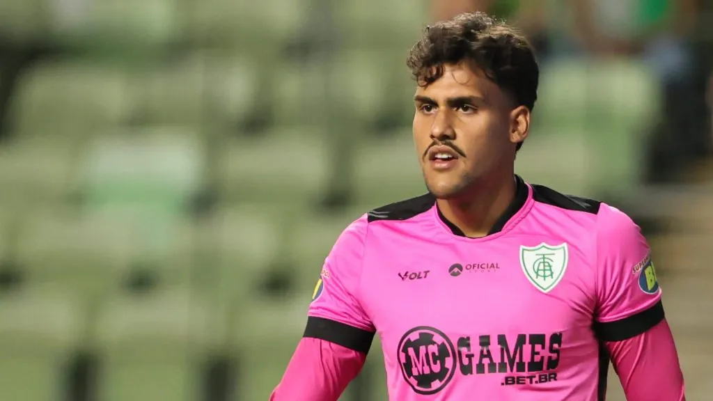Matheus Mendes, goleiro do America-MG, durante partida contra o Cruzeiro no estadio Independencia pelo campeonato Mineiro 2025. Foto: Gilson Lobo/AGIF