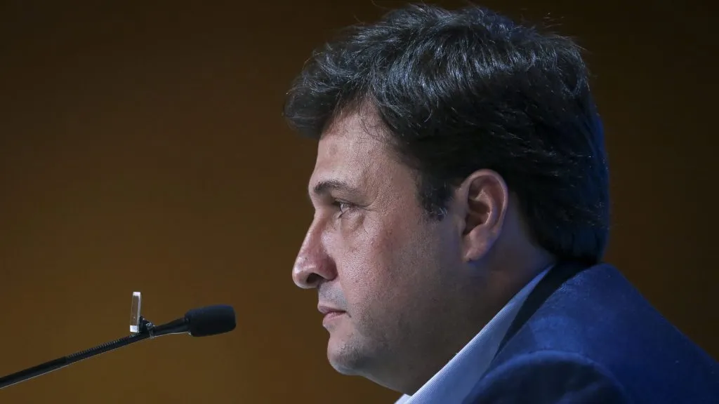 Alberto Guerra, mandatário gremista, durante coletiva de imprensa. Foto: Fernando Alves/AGIF.