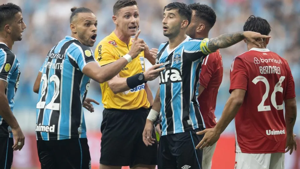 Jogadores durante o Gre-Nal