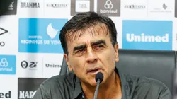 Gustavo Quinteros reclamou da arbitragem da partida