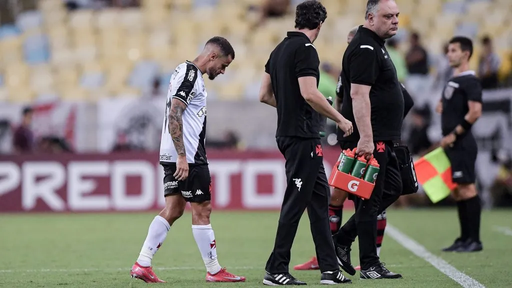 Coutinho deixa o campo de jogo machucado. Foto: Thiago Ribeiro/AGIF.