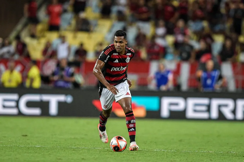 Alex Sandro em ação pelo Flamengo no clássico contra o Vasco. Foto: Thiago Ribeiro/AGIF