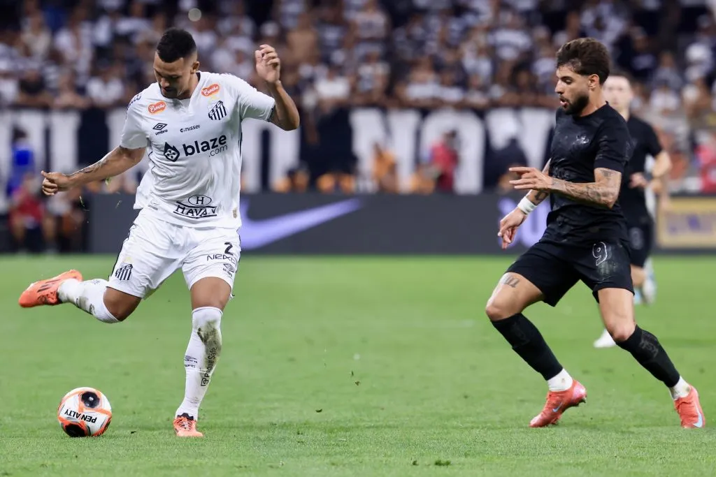 Yuri e Zé Ivaldo no clássico. Foto: Marcello Zambrana/AGIF