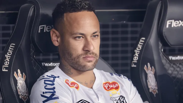 Neymar, acompanhou eliminação do Santos do banco de reservas - Foto: Marcello Zambrana/AGIF