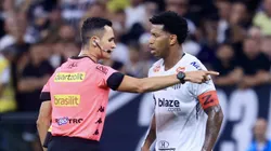 Gil conversa com o juiz do clássico