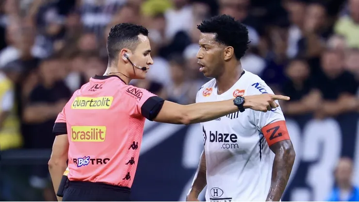 Gil conversa com o juiz do clássico