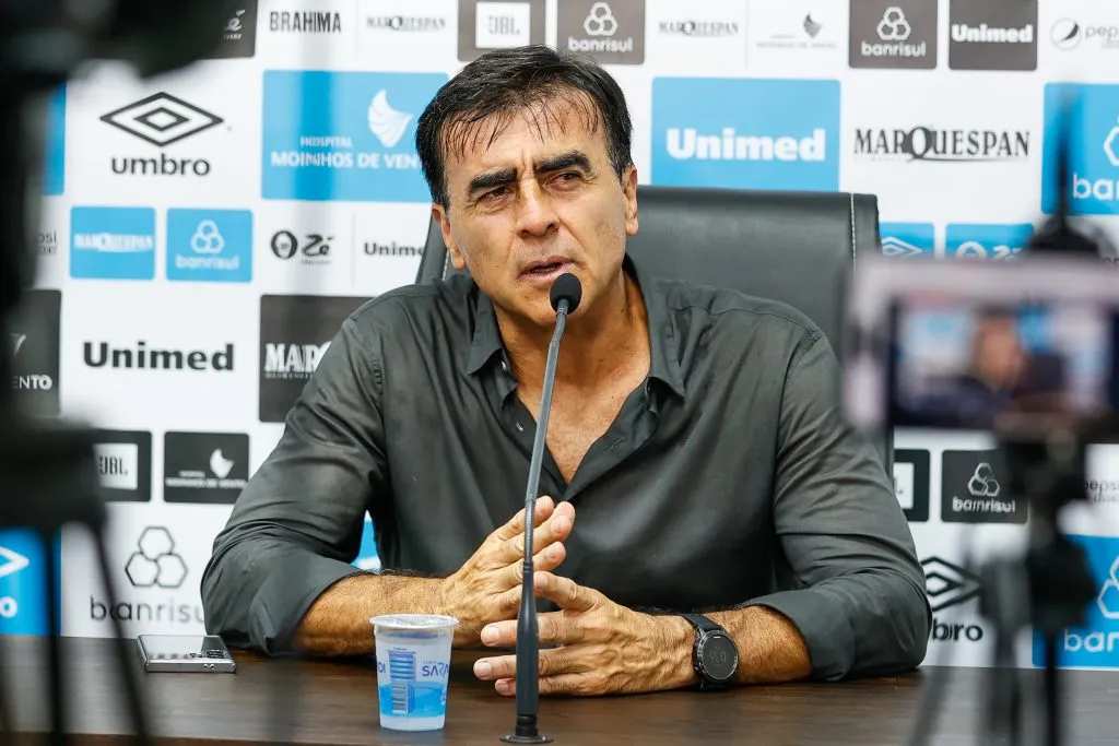 Gustavo Quinteros teria pedido mais reforços ao Grêmio. Foto: Luiz Erbes/AGIF