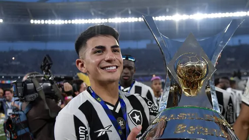 Almada jogador do Botafogo levanta a taça de campeão durante cerimônia de premiação ao final da partida contra o São Paulo no estádio Engenhão pela decisão do campeonato Brasileiro A 2024. Foto: Thiago Ribeiro/AGIF