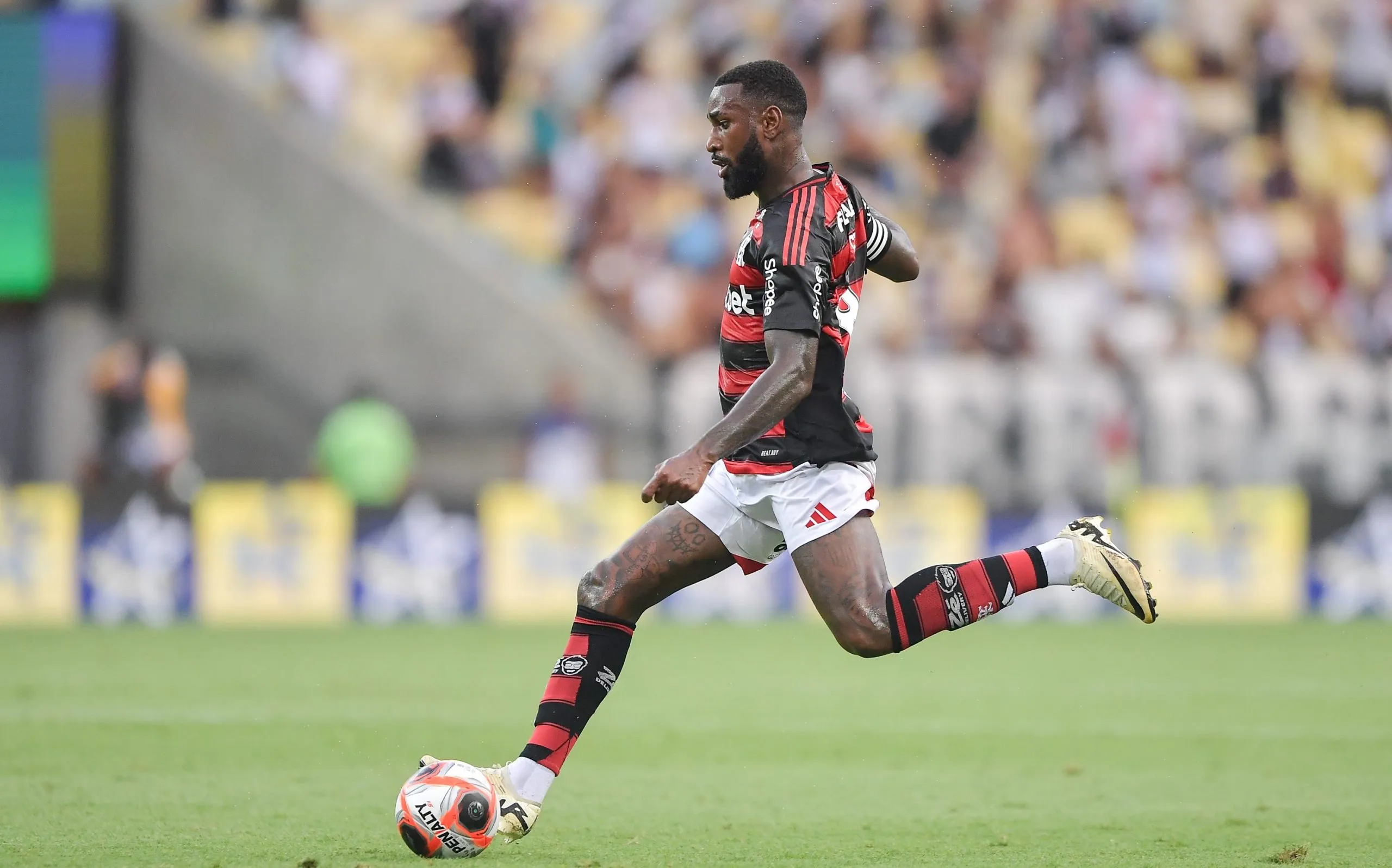 Além de ser visto como craque rubro-negro, Gerson é um dos jogadores mais queridos pela torcida do Flamengo. Foto: Thiago Ribeiro/AGIF