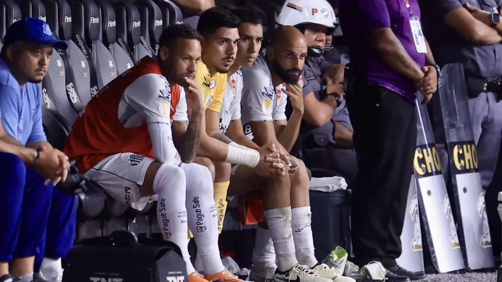 Neymar no banco de reservas. Foto: Marcello Zambrana/AGIF