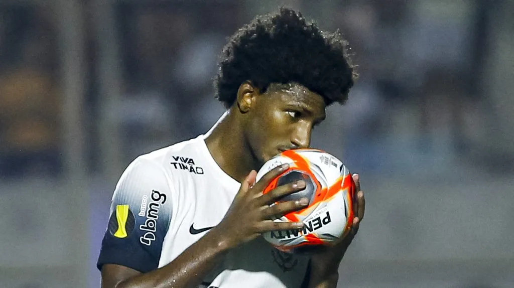 Talles Magno vem jogando pouco - Foto: Marco Miatelo/AGIF.