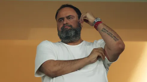 Evangelos Marinakis não vai precisar negociar com o Corinthians.