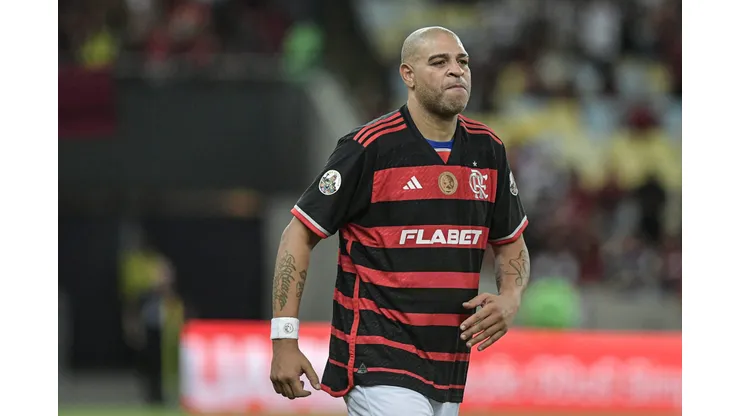 RJ - RIO DE JANEIRO - 15/12/2024 - DESPEDIDA DO JOGADOR ADRIANO - ULTIMA BATALHA DO IMPERADOR - Adriano jogador do Flamengo durante partida contra o Amigos da Italia no estadio Maracana pelo campeonato A Ultima Batalha do Imperador. Foto: Thiago Ribeiro/AGIF