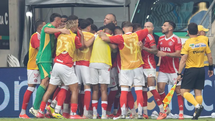 Jogadores do Internacional no Gre-Nal 445 - Foto: Liamara Polli/AGIF