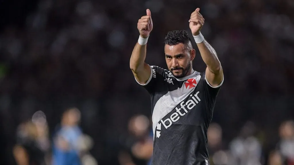 Payet defendendo o Vasco contra o Botafogo, em São Januário. Foto: Thiago Ribeiro/AGIF.