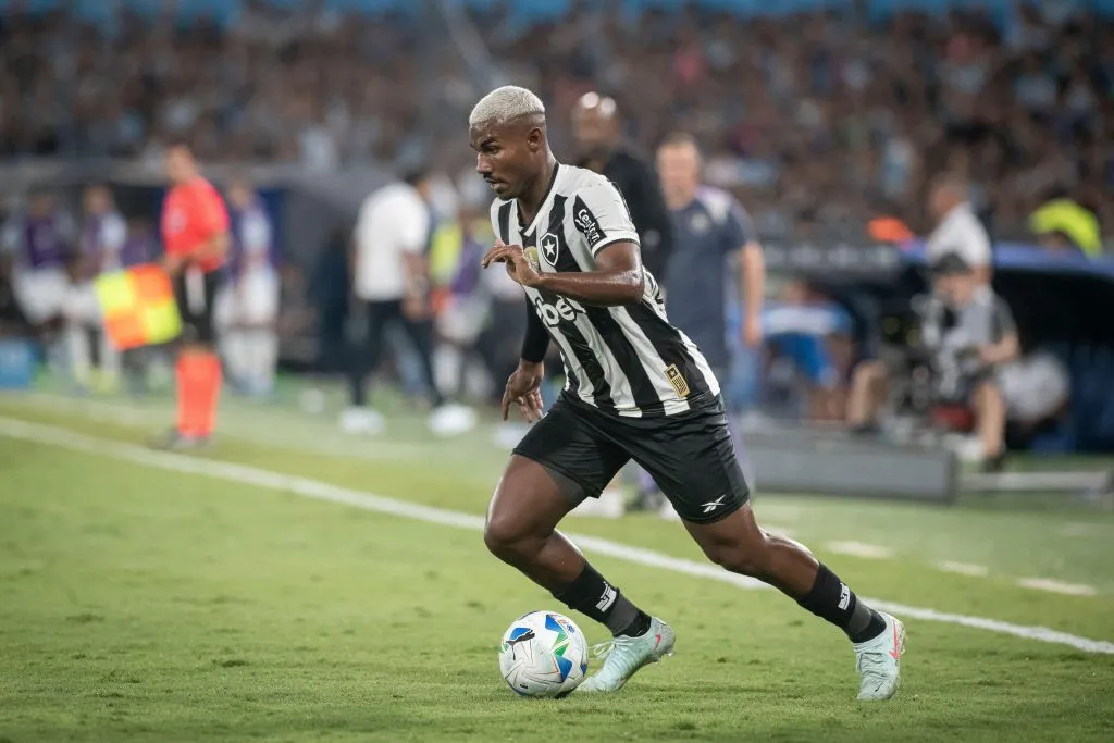 Cuiabano em atividade em partida diante do Racing, no El Cilindro. Foto: SOPA Images Limited/Alamy Live News