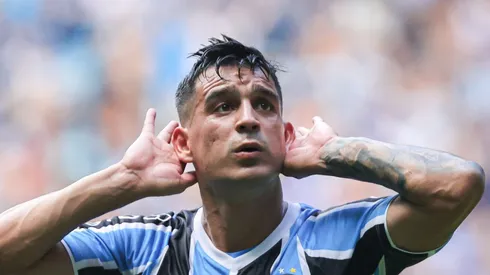 RS - PORTO ALEGRE - 01/12/2024 - BRASILEIRO A 2024, GREMIO X SAO PAULO - Cristaldo jogador do Gremio comemora seu gol durante partida contra o Sao Paulo no estadio Arena do Gremio pelo campeonato Brasileiro A 2024. Foto: Maxi Franzoi/AGIF