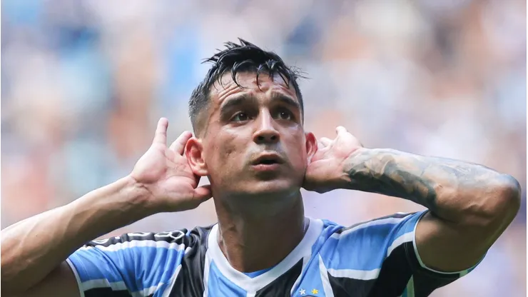 RS - PORTO ALEGRE - 01/12/2024 - BRASILEIRO A 2024, GREMIO X SAO PAULO - Cristaldo jogador do Gremio comemora seu gol durante partida contra o Sao Paulo no estadio Arena do Gremio pelo campeonato Brasileiro A 2024. Foto: Maxi Franzoi/AGIF