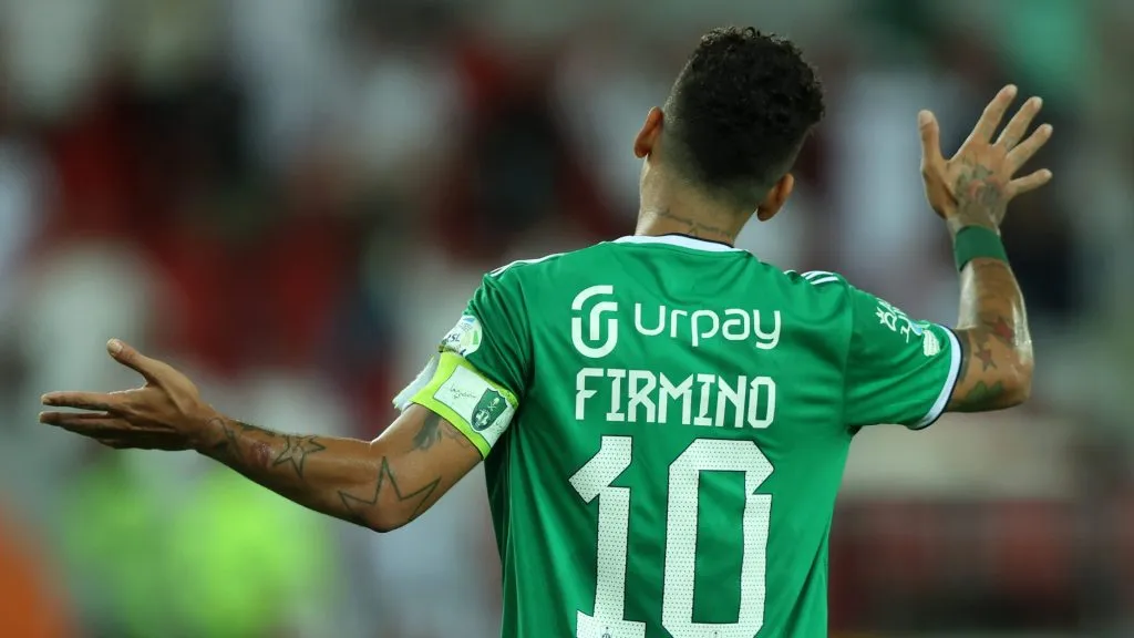 Firmino usa a camisa 10 no Al-Ahli - (Photo by Yasser Bakhsh/Getty Images).
