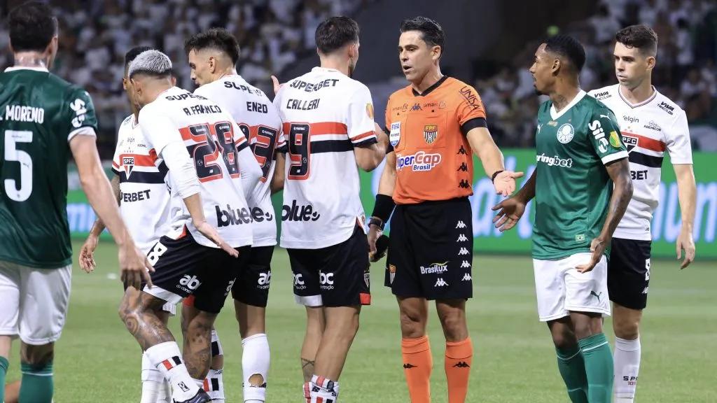 O árbitro Flavio Rodrigues de Souza durante partida entre Palmeiras e São Paulo no estádio Arena Allianz Parque pelo campeonato Paulista 2025. Foto: Marcello Zambrana/AGIF