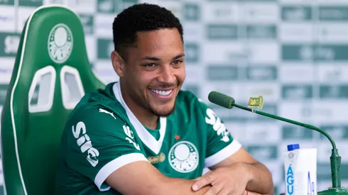 SP - SAO PAULO - 07/03/2025 - PALMEIRAS, APRESENTACAO VITOR ROQUE - Vitor Roque durante sua apresentacao oficial como jogador do Palmeiras em coletiva de imprensa realizada no CT Academia de Futebol. Foto: Ettore Chiereguini/AGIF