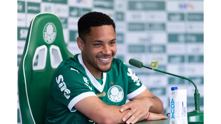 SP - SAO PAULO - 07/03/2025 - PALMEIRAS, APRESENTACAO VITOR ROQUE - Vitor Roque durante sua apresentacao oficial como jogador do Palmeiras em coletiva de imprensa realizada no CT Academia de Futebol. Foto: Ettore Chiereguini/AGIF