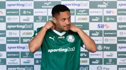 Vitor Roque em apresentação no Alviverde