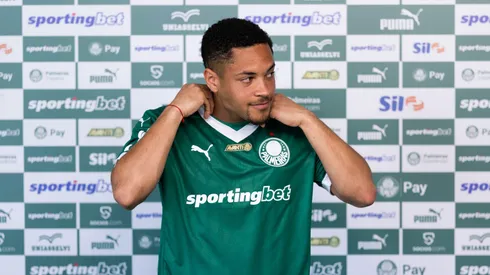 Vitor Roque em apresentação no Alviverde