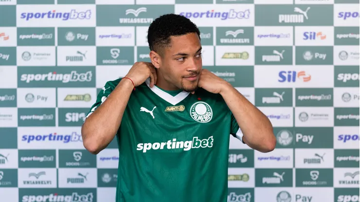 Vitor Roque em apresentação no Alviverde