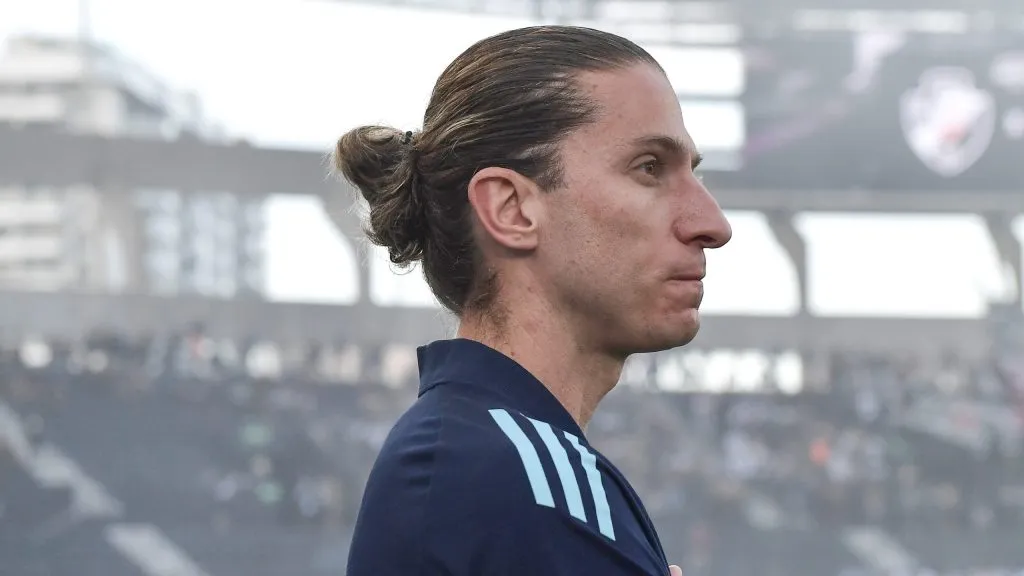 Filipe Luís ainda não venceu o Fluminense na nova função. Foto: Thiago Ribeiro/AGIF.