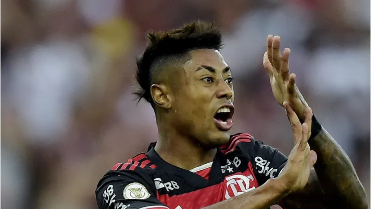 Bruno Henrique durante jogo contra o Fluminense no Maracanã.