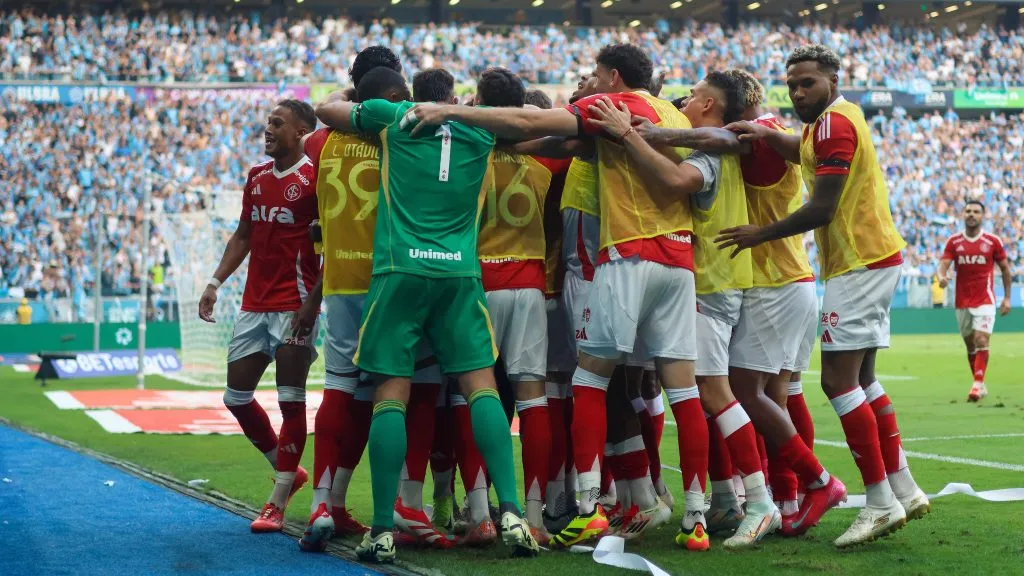 Jogadores do Internacional celebram gol dentro da Arena do Grêmio. Foto: Ricardo Duarte/Internacional.