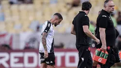 Coutinho saindo de campo machucado: cena vem sendo recorrente no Vasco