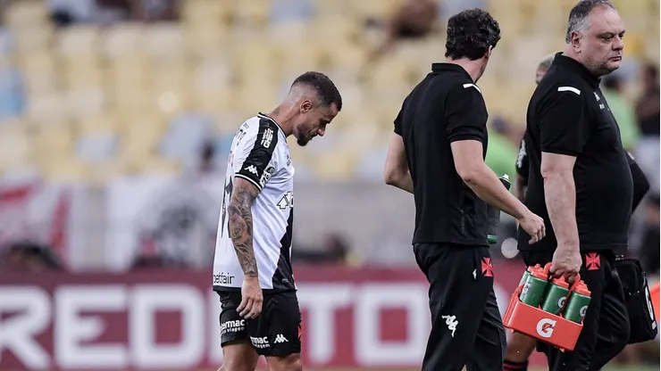 Coutinho saindo de campo machucado: cena vem sendo recorrente no Vasco