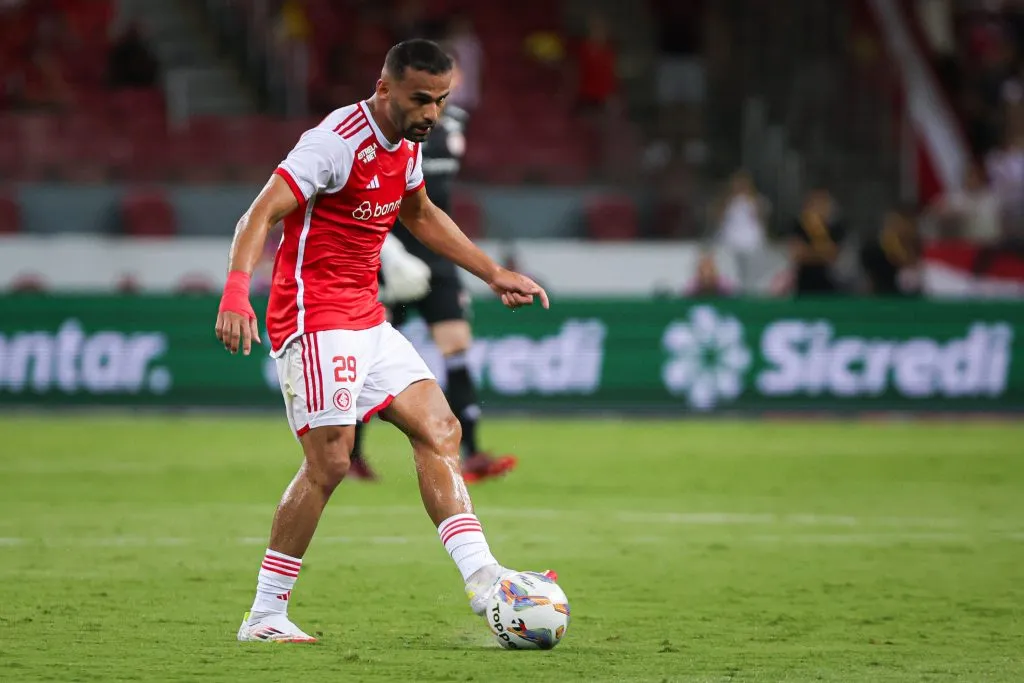 Thiago Maia com a camisa do Internacional – Foto: Maxi Franzoi/AGIF